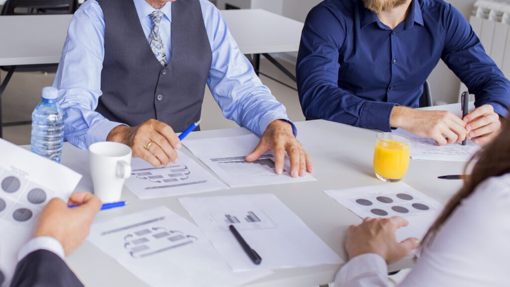 successful-senior-businessman-with-his-colleague-meeting Beratung durch Sachverständigen